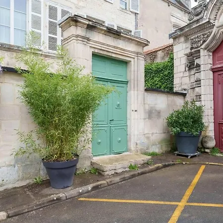 Lumineux Avec Cour Apartment *